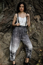 Load image into Gallery viewer, Market of Stars Stargazer Linen Cropped Artist Pant with Falling Stars Print.