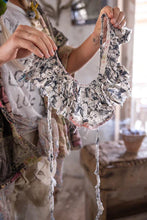 Load image into Gallery viewer, Magnolia Pearl Frida Macaron Jabot