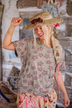 Load image into Gallery viewer, Magnolia Pearl Little Star Applique T