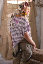 Load image into Gallery viewer, Magnolia Pearl Skulls T