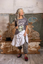 Load image into Gallery viewer, Magnolia Pearl Your Aura Viggo T