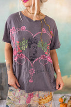 Load image into Gallery viewer, Magnolia Pearl Corazón Luminoso Tee