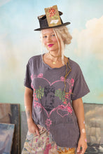 Load image into Gallery viewer, Magnolia Pearl Corazón Luminoso Tee