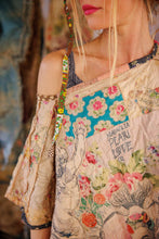 Load image into Gallery viewer, Magnolia Pearl Mi Arte Mi Vida Poncho