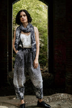 Load image into Gallery viewer, Market of Stars Stargazer Linen Cropped Artist Pant with Falling Stars Print.