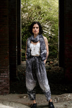 Load image into Gallery viewer, Market of Stars Stargazer Linen Cropped Artist Pant with Falling Stars Print.