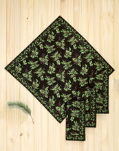 Load image into Gallery viewer, April Cornell Holly Napkin (set of 4)