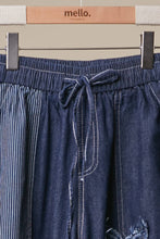 Load image into Gallery viewer, Mello Frayed Star Patch Denim Wide Pants
