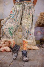Load image into Gallery viewer, Magnolia Pearl Applique Kiki Bloomers
