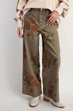 Load image into Gallery viewer, Easel Flower Print Stretch Washed Twill Pants
