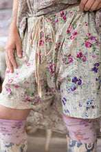 Load image into Gallery viewer, Magnolia Pearl Floral Printed Khloe Shorts
