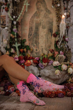 Load image into Gallery viewer, Magnolia Pearl Two Birds MP Socks
