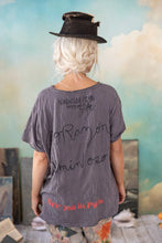 Load image into Gallery viewer, Magnolia Pearl Corazón Luminoso Tee
