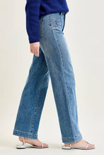 Load image into Gallery viewer, Judy Blue Jeans HW Star &amp; Front Seam Detail Wide
