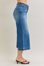 Load image into Gallery viewer, Judy Blue Jeans MR Wide Crop Vintage Pkts &amp; Wide Hem
