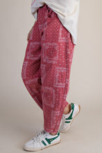 Load image into Gallery viewer, Easel Bandana Print Pant
