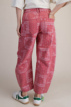 Load image into Gallery viewer, Easel Bandana Print Pant
