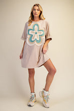 Load image into Gallery viewer, Easel Floral Patch Front Washed Cotton Dress
