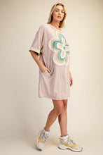 Load image into Gallery viewer, Easel Floral Patch Front Washed Cotton Dress
