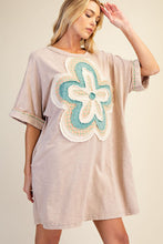 Load image into Gallery viewer, Easel Floral Patch Front Washed Cotton Dress
